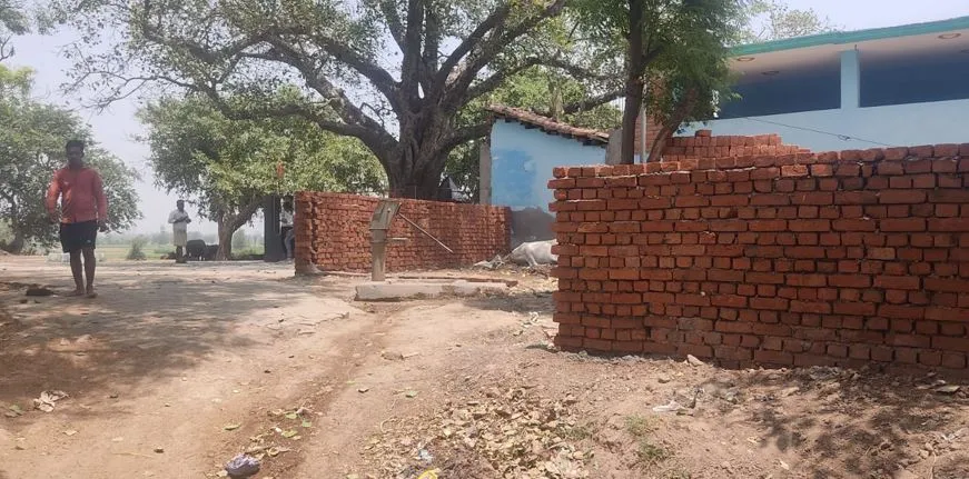 बरेली: दबंगों ने देवस्थान की जमीन पर रातों-रात कब्जा कर बनाई बाउंड्रीवाल