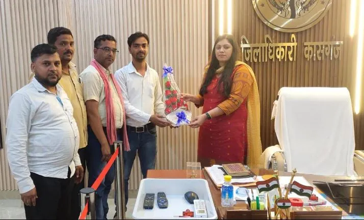 कासगंज: डीएम से मुलाकात कर खोला भ्रष्टाचार का राज, ईओ और जेई पर अभद्रता कराने का आरोप