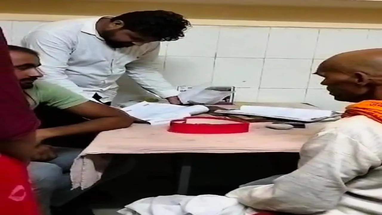 गोंडा: डॉक्टर नदारद, दलाल चला रहे मेडिकल कालेज की OPD,मरीजों को दवा लिख रहे बाहरी युवकों का Video वायरल