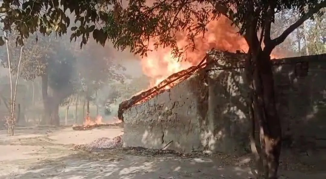 लखीमपुर खीरी: अज्ञात कारणों के चलते लगी आग, 8 घर जले...लाखों का हुआ नुकसान