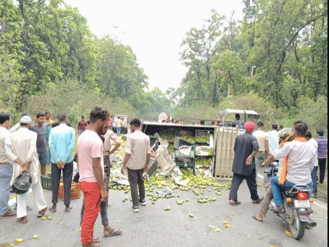 शाहजहांपुर: ओवरटेक के दौरान कंटेनर से टकराया मैजिक, चाचा-भतीजे की मौत, तीन घायल