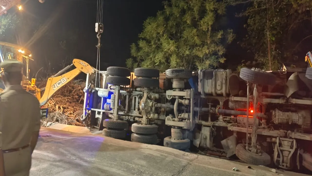 हरदोई में बड़ा हादसा, सड़क के किनारे सो रहे लोगों पर पलटा बालू भरा ट्रक, 8 की मौत