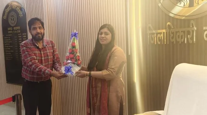 कासगंज: शहर को बंदरों के आतंक से दिलाई जाएगी मुक्ति, व्यापार मंडल के जिलाप्रभारी ने DM से की भेंट