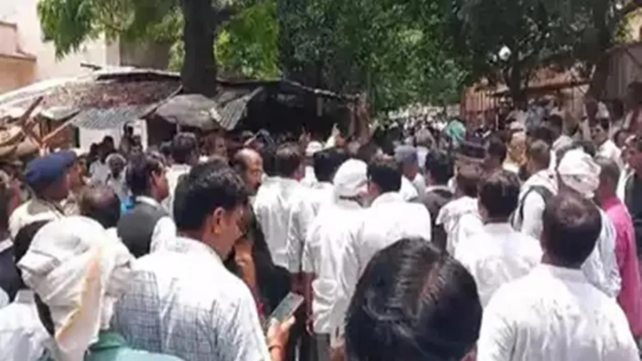 देवरिया में डीएम के तबादले की मांग पर अड़े वकील, हड़ताल जारी 