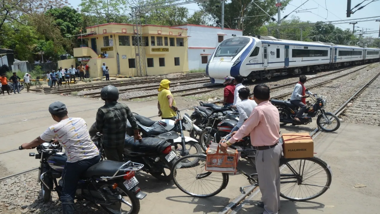 बाराबंकी: कड़ी धूप में बिलबिलाए, घंटों बाद खुली क्रासिंग-हर चुनाव में बनता है बड़ा मुद्​दा