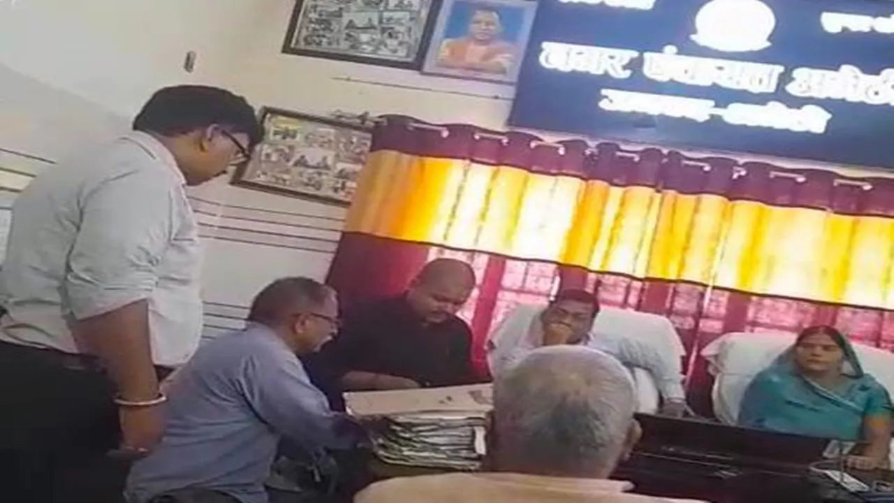 अमेठी: चेयरमैन पत्नी के साथ न्यायाधीश बना पति, नगर पंचायत कार्यालय में मुकदमों की सुनवाई का वीडियो सोशल मीडिया में वायरल
