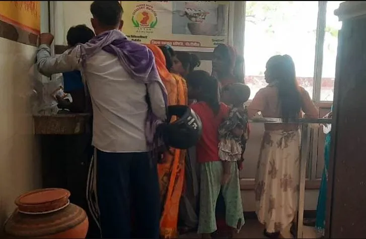 पीलीभीत: सीएचसी बरखेड़ा में मरीजों को राहत न तीमारदारों को..वाटर कूलर खराब..मटके खाली, पानी खरीदकर बुझानी पड़ रही प्यास