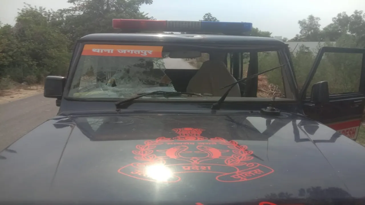 रायबरेली: दुर्घटना में किशोर की मौत के बाद उत्तेजित भीड़ ने पुलिस पर किया पथराव