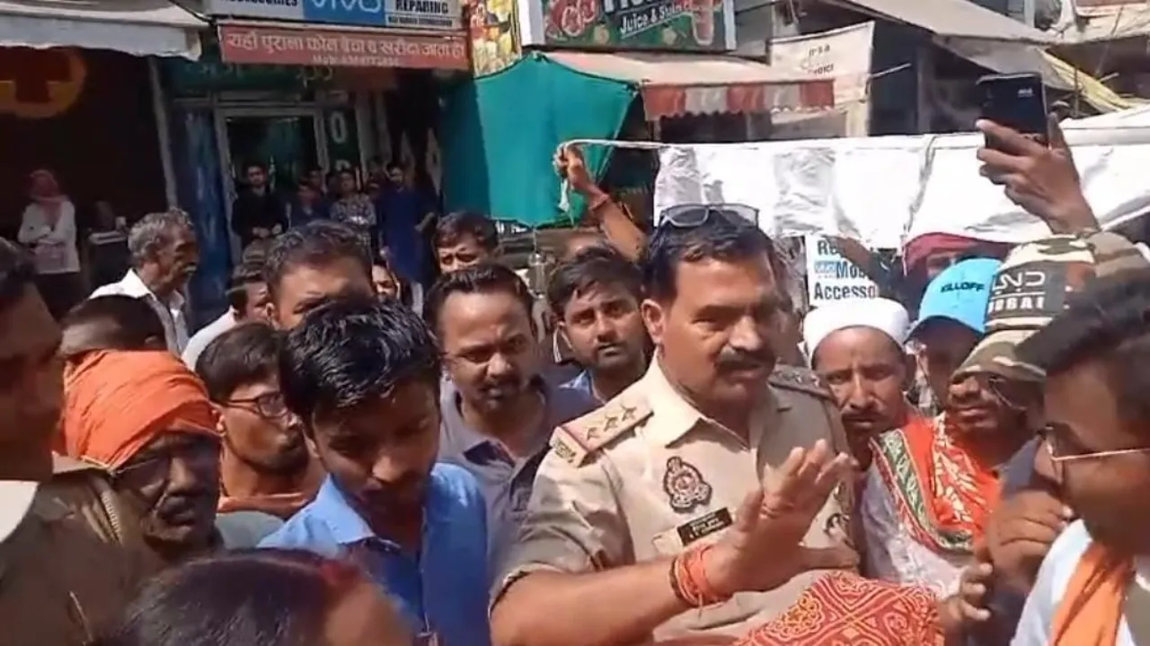 प्रयागराज: सड़क के किनारे पूजा कर रही वृद्धा को कार ने कुचला, मौत