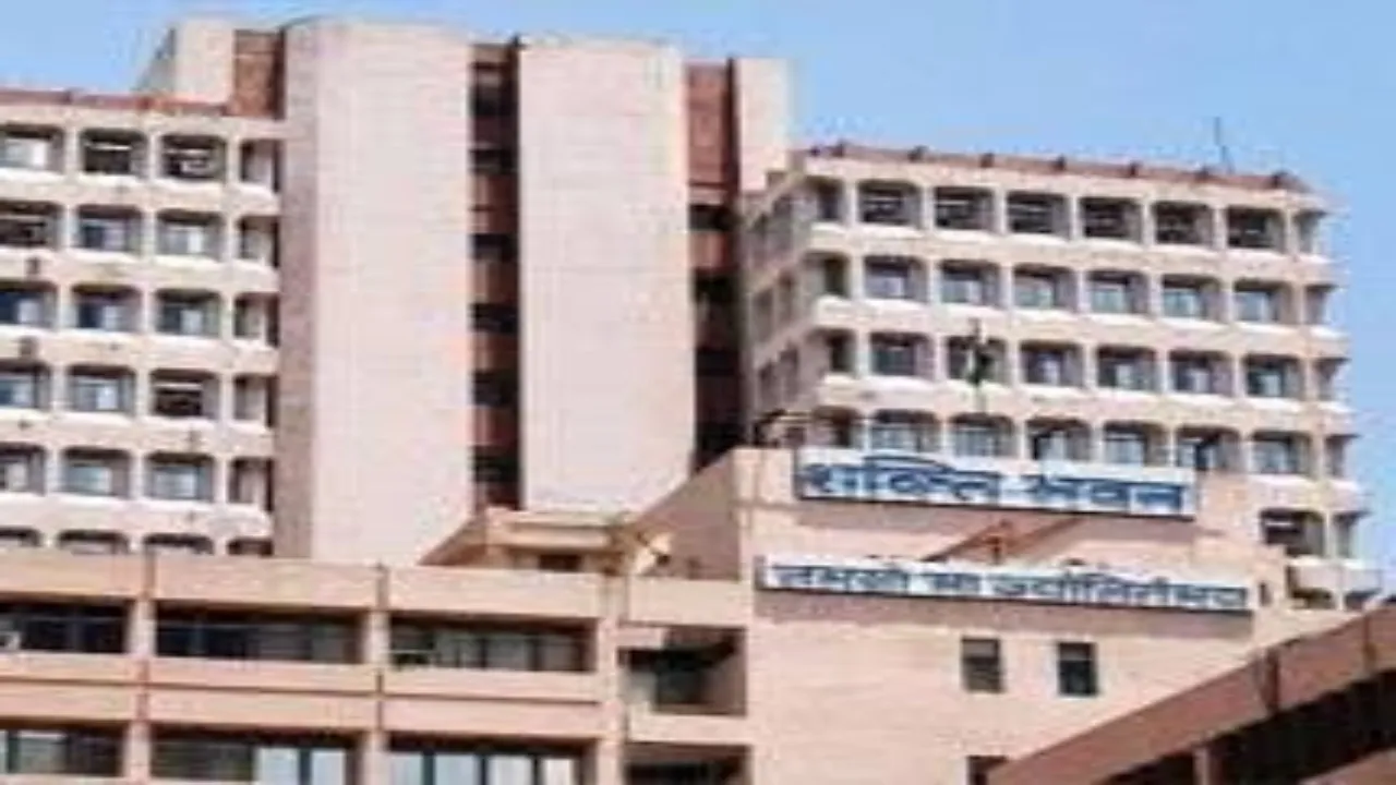 लखनऊ: पति से बाथरूम साफ कराया तो पत्नी ने किया एक्सईएन कार्यालय पर हंगामा