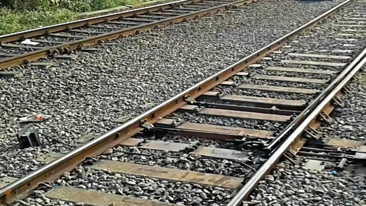 लोनी बॉर्डर पर ट्रेन की चपेट में आने से तीन की मौत, ट्रैक क्लियर करा रही फोर्स 