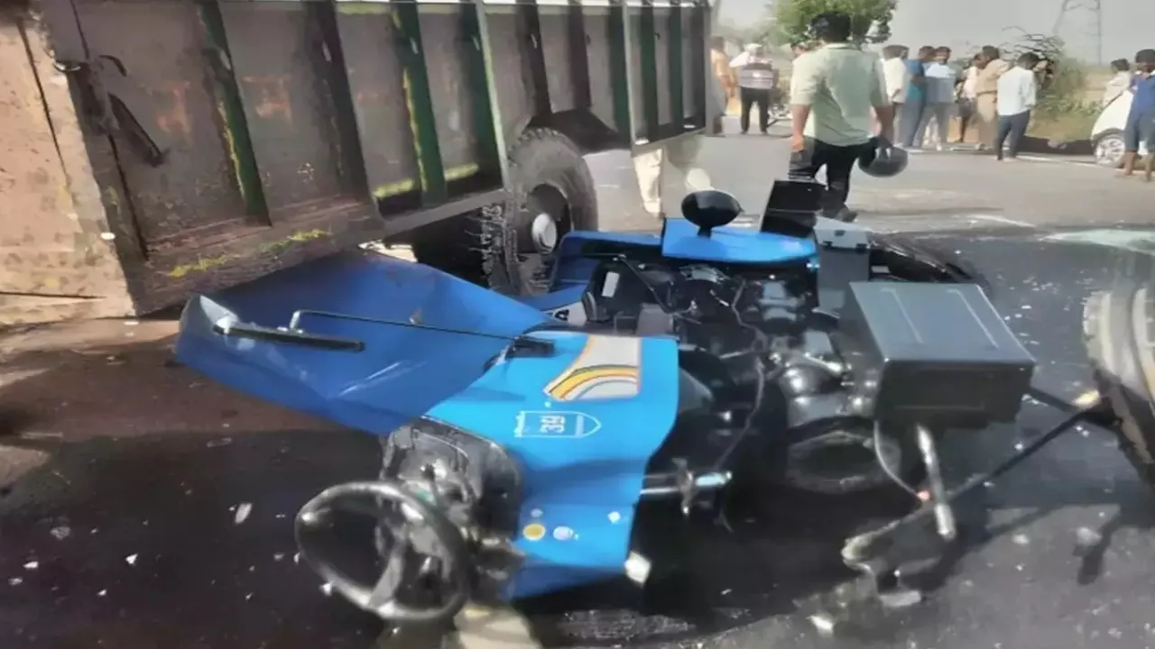 एटा में भीषण सड़क हादसा, 3 की मौत-ट्रैक्टर से भिड़ी कार