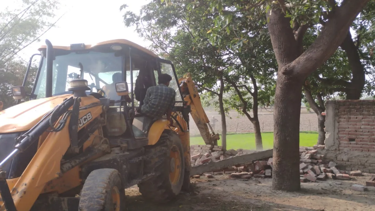 Amrit vichar impact: श्रावस्ती में चला बुलडोजर, हटाया अवैध कब्जा 