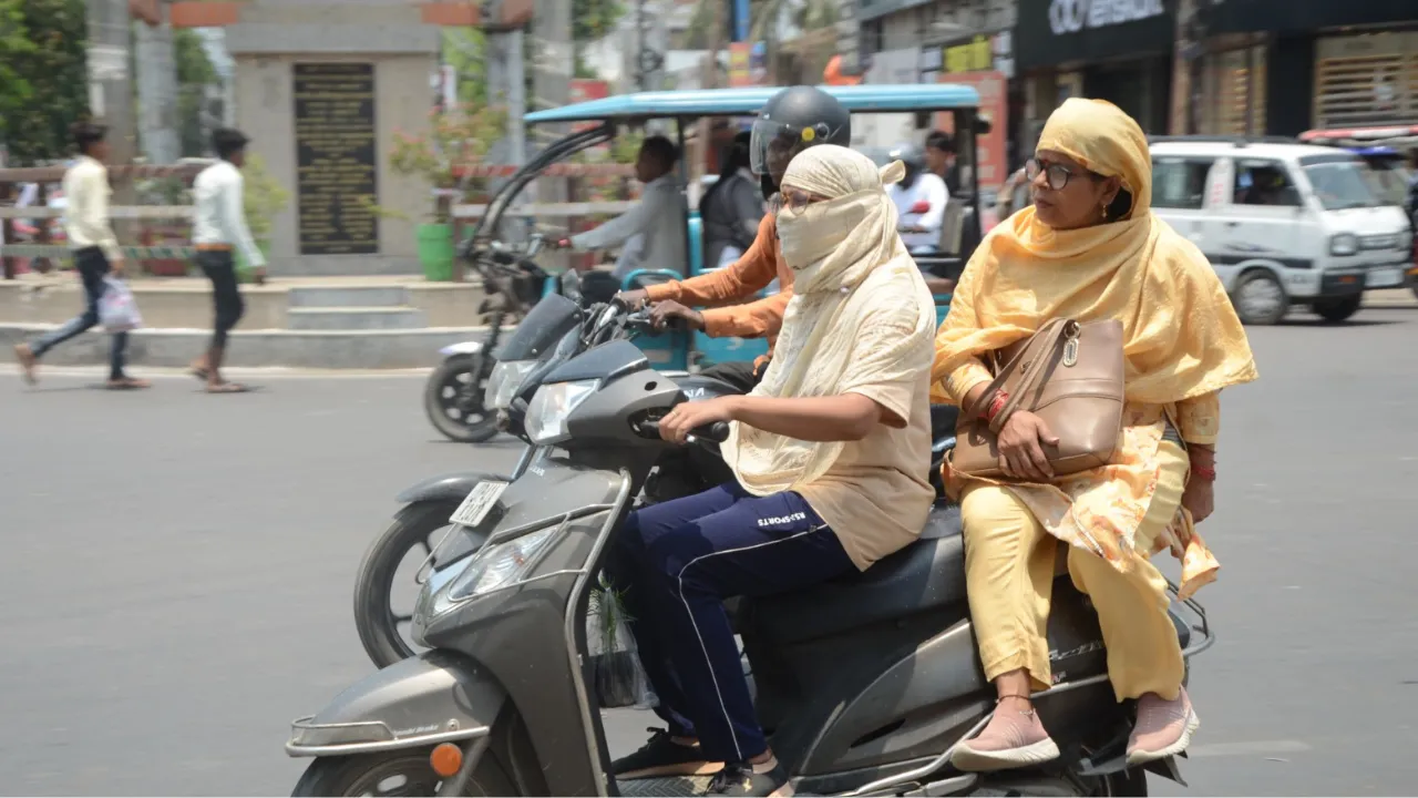 बाराबंकीः तापमान में गिरावट के बाद भी भीषण गर्मी से लोग बेहाल