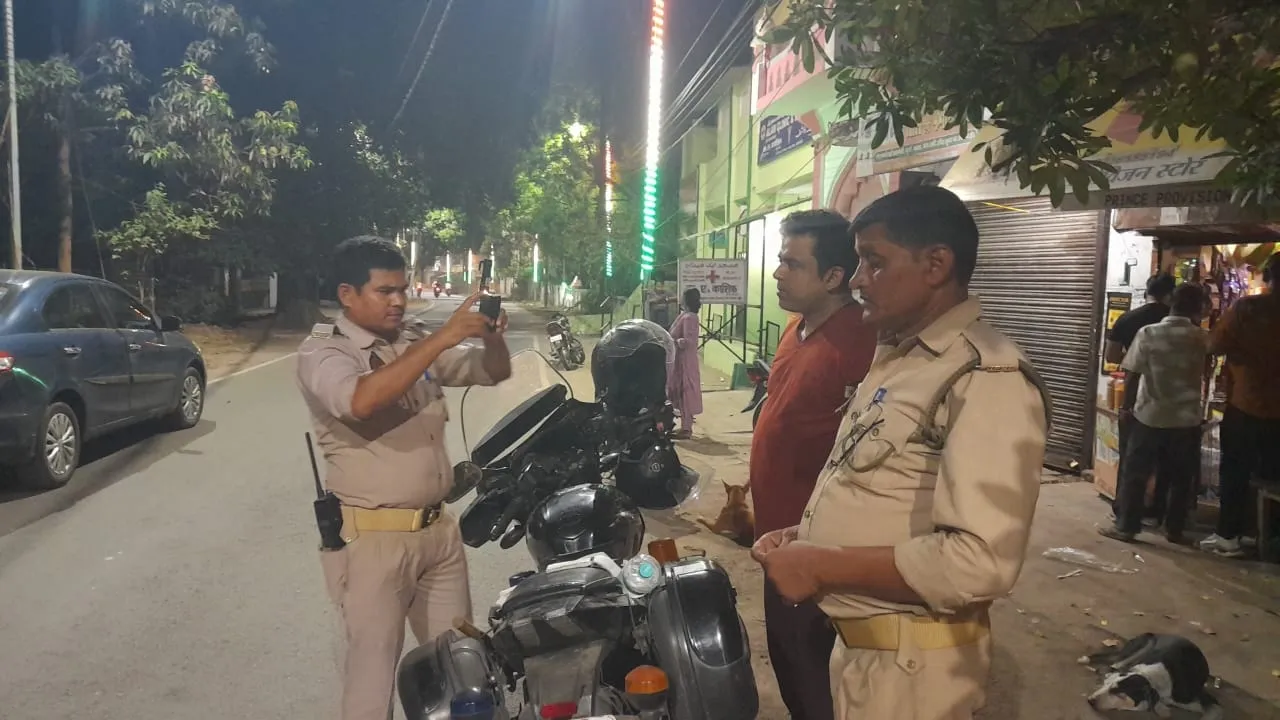 बाइक से आए, बीच सड़क पर महिला को बताने लगे उसका भविष्य-ढाई लाख के गहने लेकर हुए फरार  