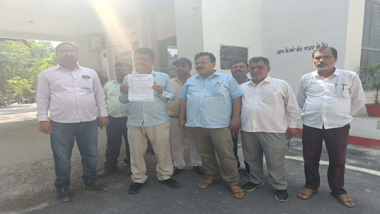 बहराइच: उत्तर प्रदेश लेखपाल संघ ने कलेक्ट्रेट में किया प्रदर्शन, यातायात निरीक्षक पर कार्रवाई की उठाई मांग 