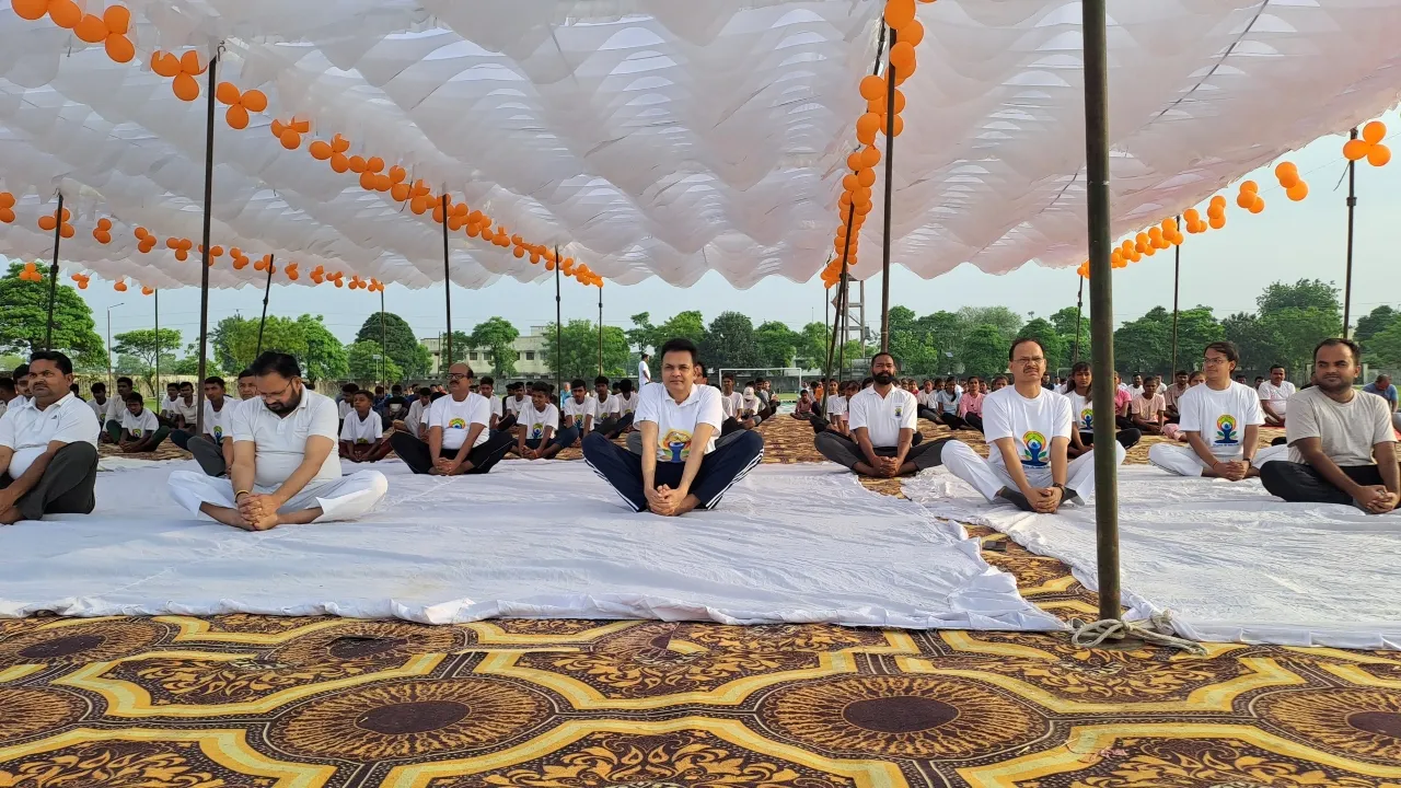 10th International Yoga Day: श्रावस्ती में हजारों लोगों ने किया योग, स्पोर्ट स्टेडियम में संपन्न हुआ कार्यक्रम