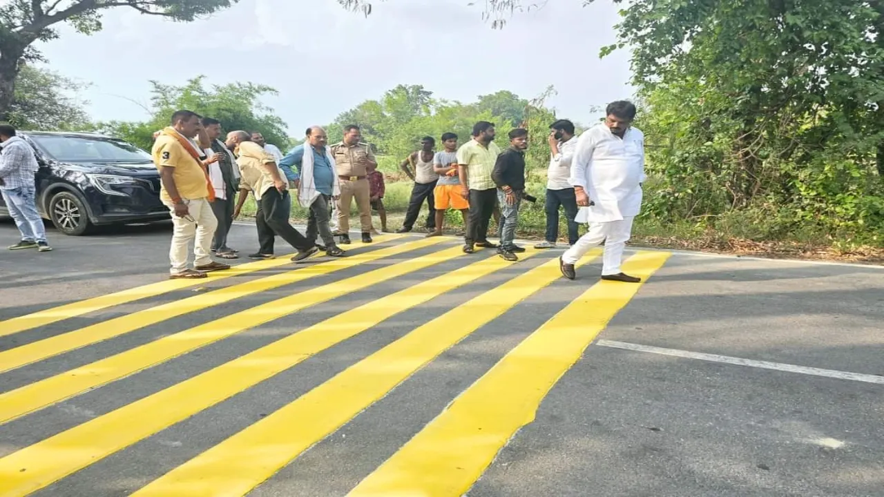 विधायक की पहल: प्रशासन ने जानलेवा सड़क पर बनवाया संकेतक, सावधानी से वाहन चलाने की अपील 