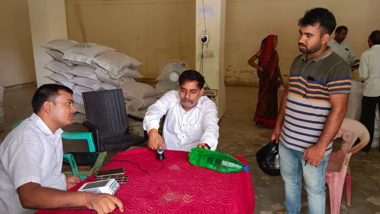 सरकारी गोदाम पर मिल रही धान के बीज पर 30 से 50 प्रतिशत की छूट 