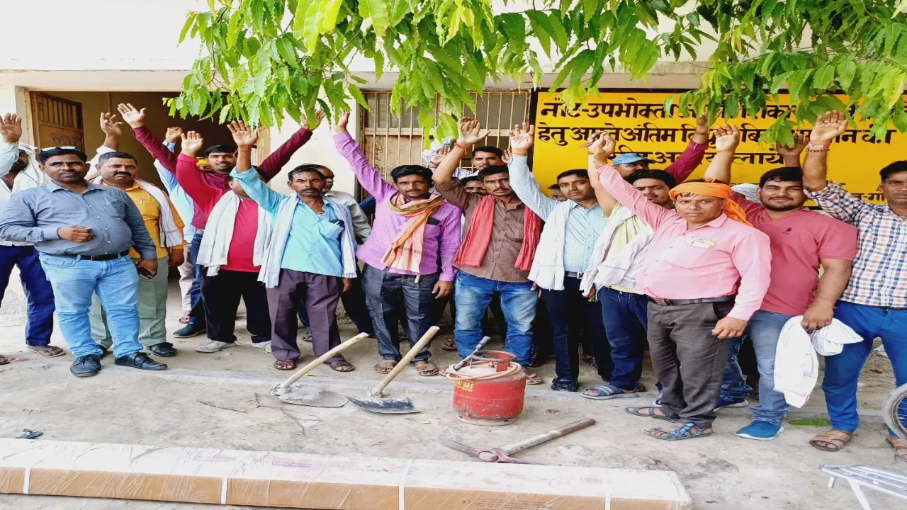 दारोगा के दुर्व्यवहार से आक्रोशित बिजली कर्मियों ने किया कार्य बहिष्कार, कई घंटे ठप रही आपूर्ति 
