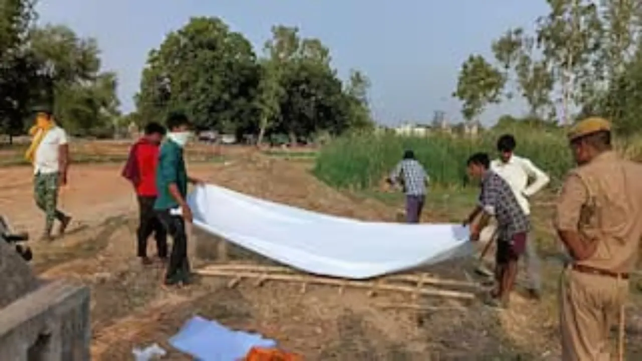 दहेज हत्या के आरोप पर नवविवाहित के शव को पुलिस ने कब्र से बाहर निकलवाया, पोस्टमार्टम के लिए भेजा