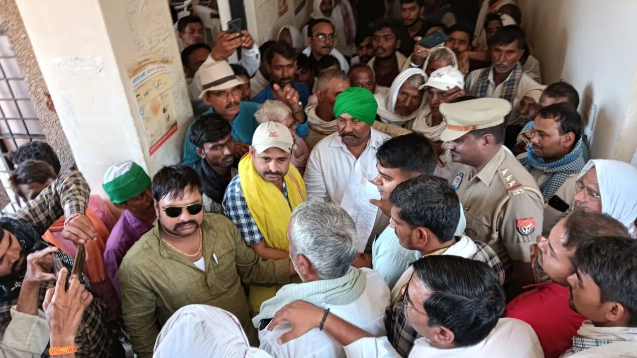 चौकी प्रभारी ने कहा चोर का नाम बताओ तो पकड़ें, ग्रामीणों ने घेरा तहसील-किया हंगामा