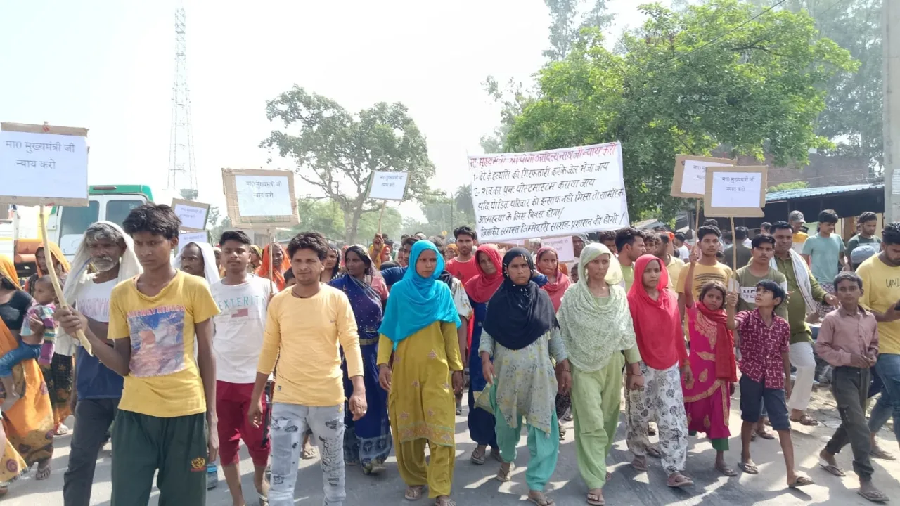 सीतापुर: अभियुक्तो की गिरफ्तारी न होने से नाराज परिजनों पैदल ही सीएम से मिलने निकले