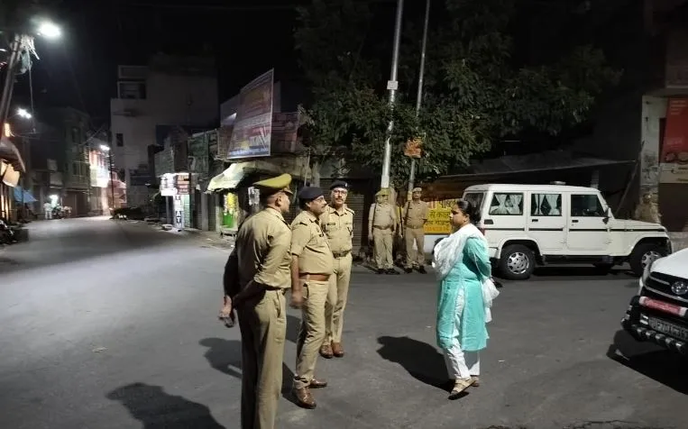 कासगंज: वाहन चेकिंग के लिए खुद सड़कों पर आईं एसपी, चार पहिया वाहनों से हटवाई काली फिल्म