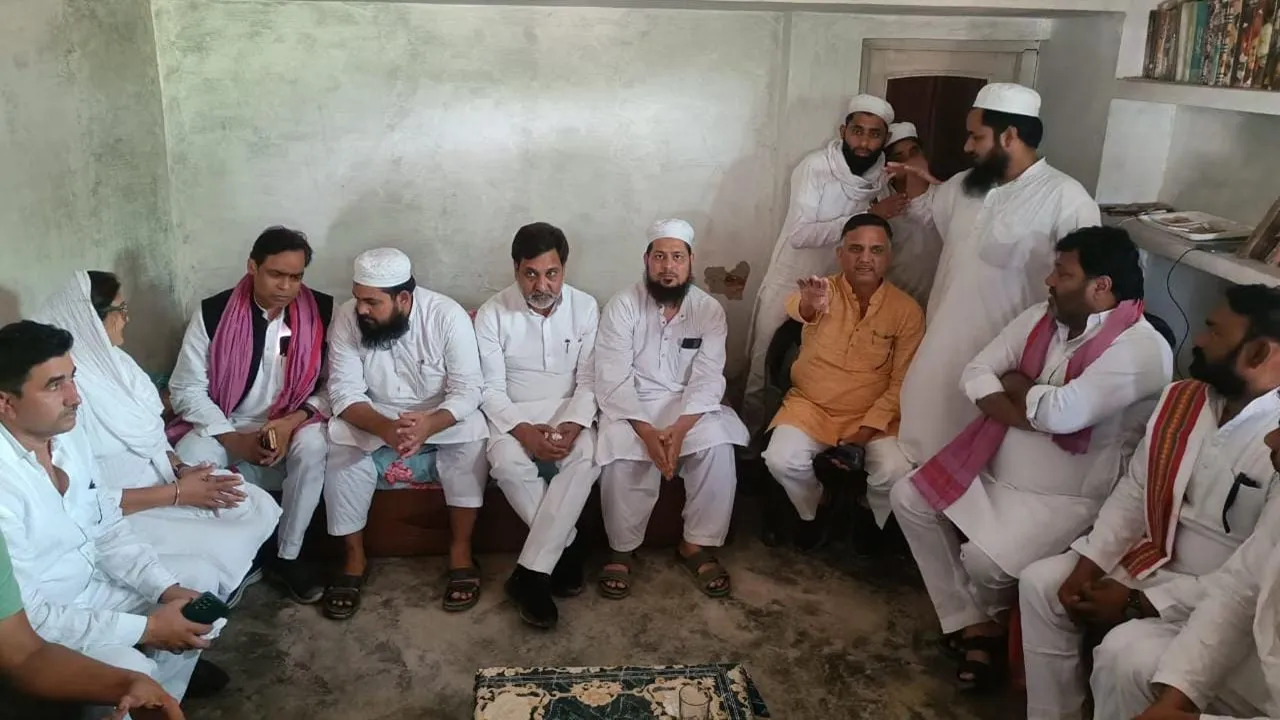 मौलाना हत्या प्रकरण: आखिरकार पूर्व मंत्री के साथ पहुंच ही गए सपा विधायक 