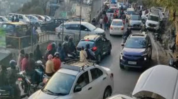 उत्तराखंड: नैनीताल में वीकेंड पर उमड़े पर्यटक, पार्किंग और होटल फुल...सड़कों पर लग रहा जाम 