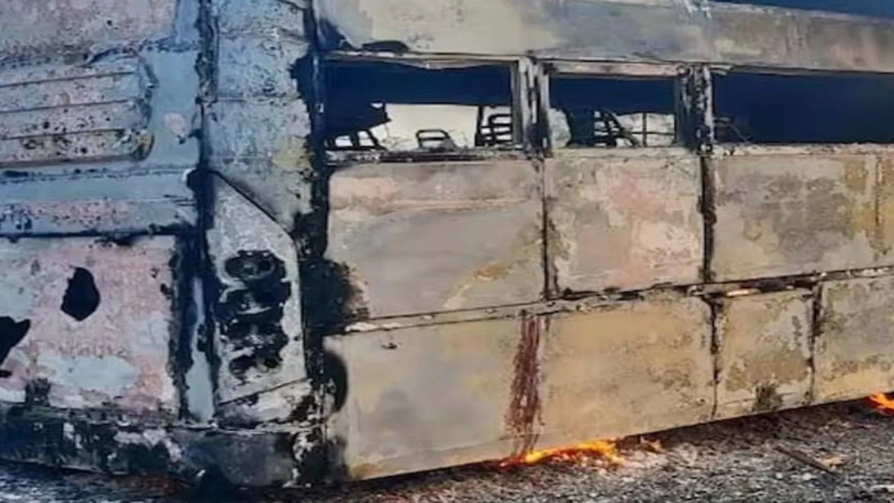आगरा एक्सप्रेस-वे पर बस में लगी भीषण आग, ड्राइवर ने सवारियों को सुरक्षित बाहर उतारा