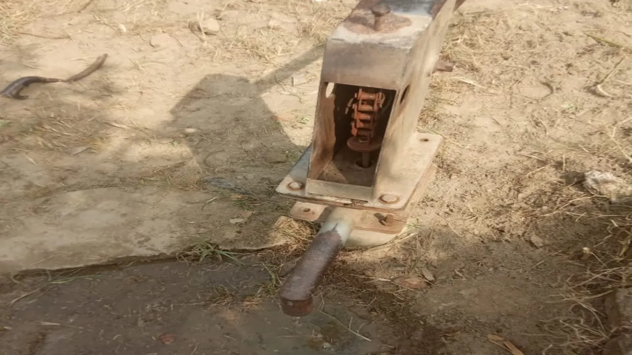 Amrit vichar impact: अमृत विचार की खबर का असर, नालियोंं की सफाई के साथ ठीक हुआ हैंडपंप