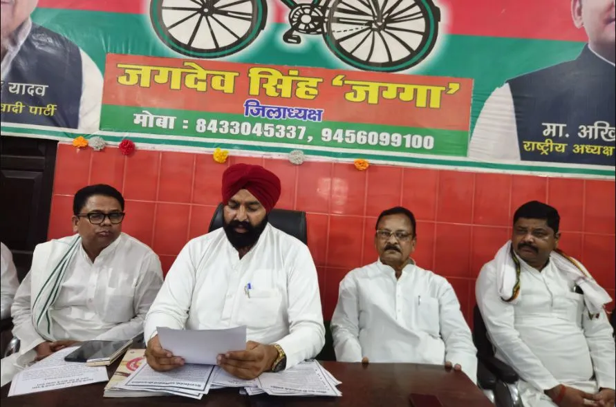  पीलीभीत: मतगणना से एक दिन पूर्व पहुंचे सपा प्रत्याशी, बोले- निष्पक्ष कराई जाए मतगणना, कुछ जिम्मेदारों पर निशाना भी साधा