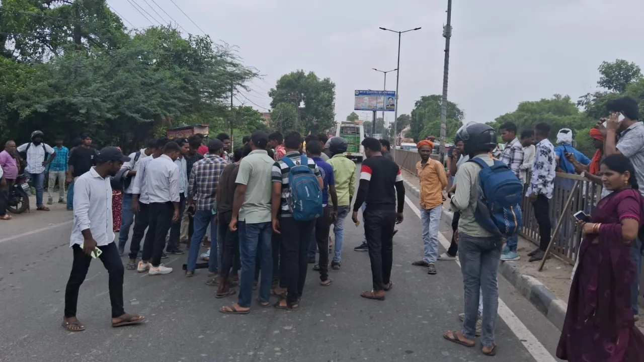 प्रयागराज: बाइक खरीदने जा रहे फर्नीचर कारोबारी को ट्रक ने कुचला, मौत