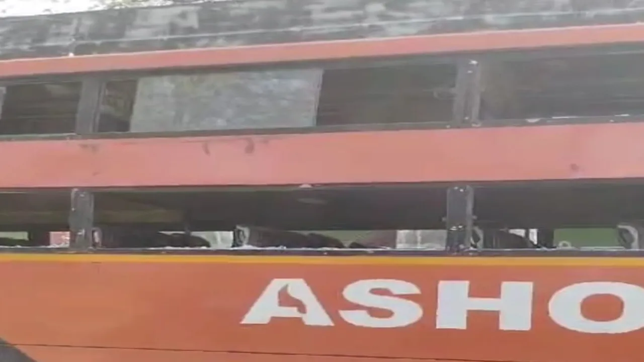 हरदोई: दिल्ली से पिहानी आ रही बस में हुआ बवाल, की गई तोड़फोड़