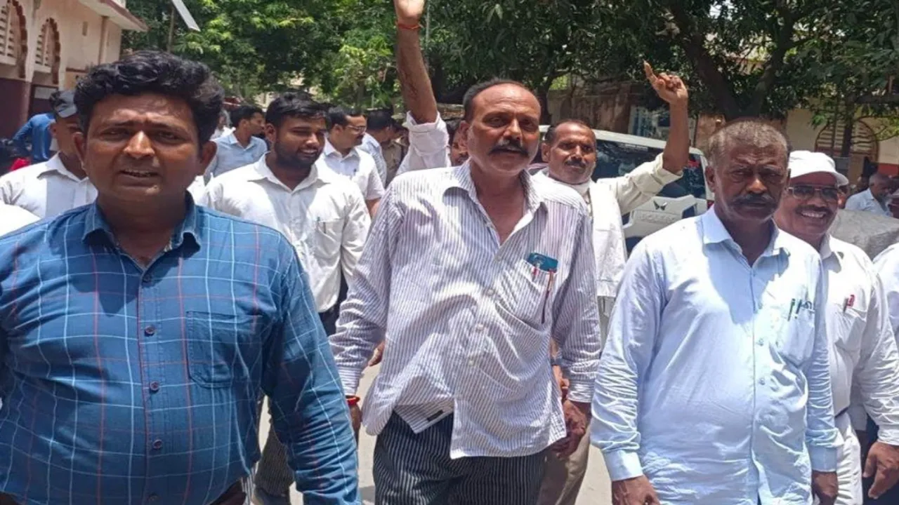 देवरिया में बड़ा बवाल, DM से भिड़े अधिवक्ता-कलेक्ट्रेट के सभी ऑफिसों में ताला बंद, कचहरी ठप