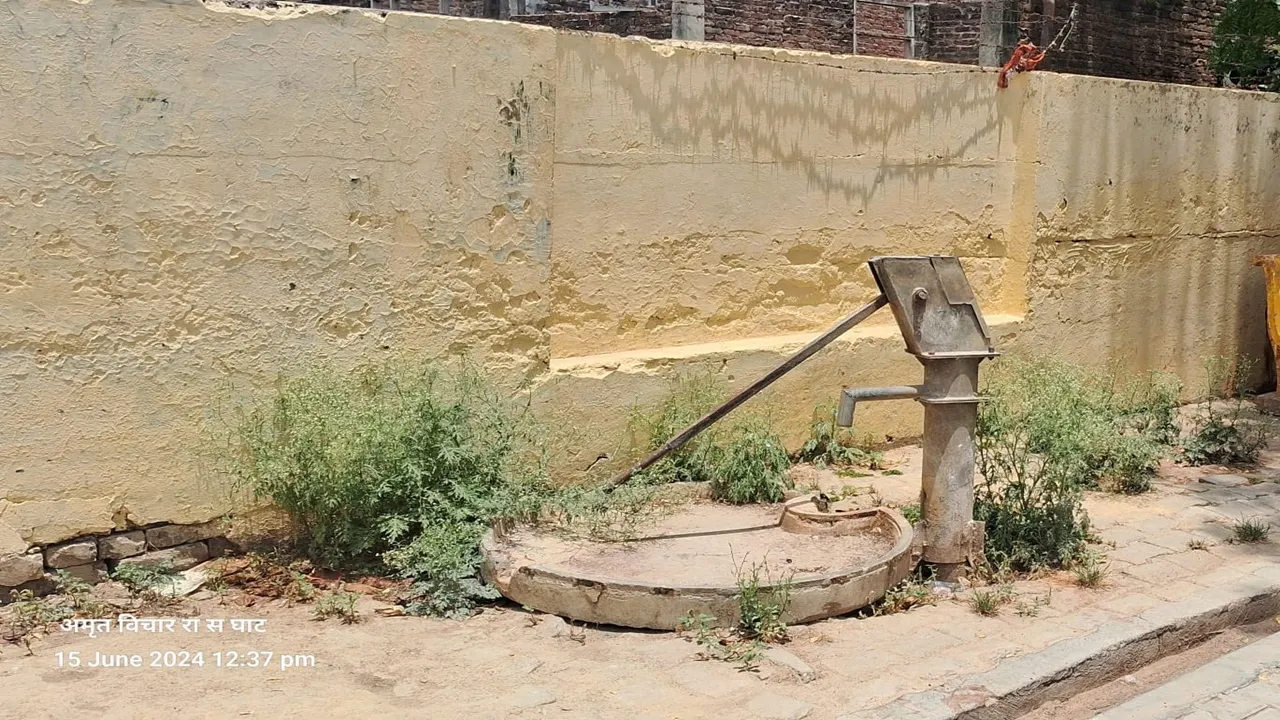 बाराबंकी: मरीज और तीमारदार बाहर से खरीद रहे पानी, सीएचसी में सूखे पड़े हैंडपंप व वाटर कूलर के हलख