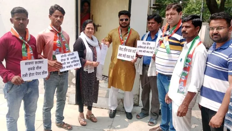  लखीमपुर खीरी: युकां ने नीट परीक्षा में धांधली के विरोध में किया प्रदर्शन, सौंपा ज्ञापन