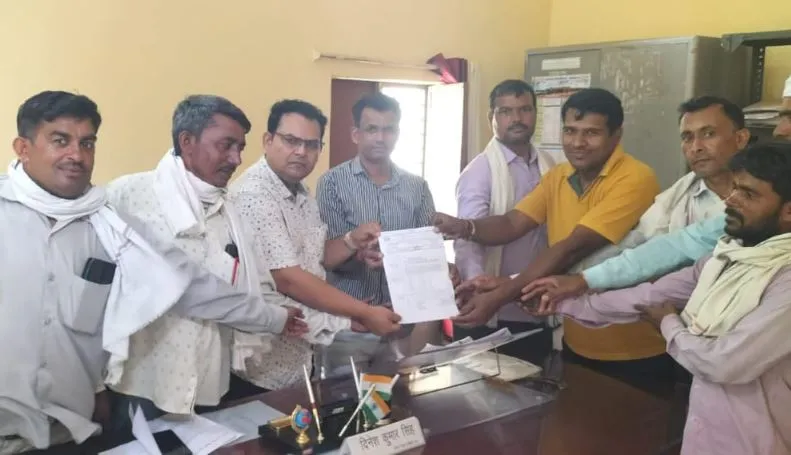 कासगंज: सफाई कर्मचारियों को सात सालों से नहीं मिले सफाई उपकरण, खंड विकास अधिकारियों को सौपा ज्ञापन