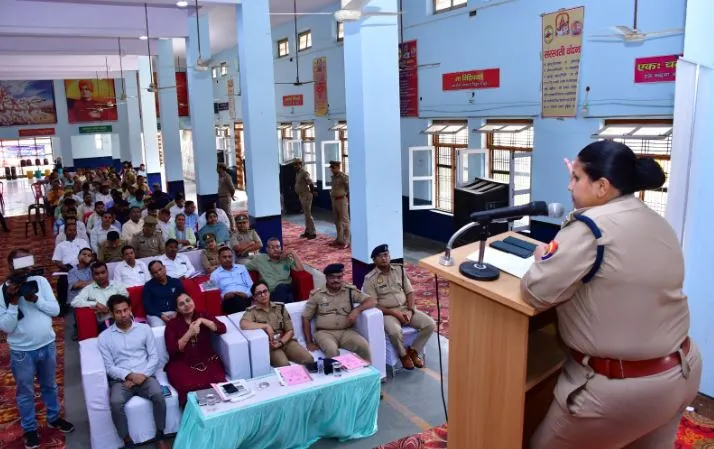 कासगंज: महिलाओं पर हो रही हिंसा की कैसे करें रोकथाम?, SP समेत वरिष्ठ अधिकारियों ने किया जागरूक