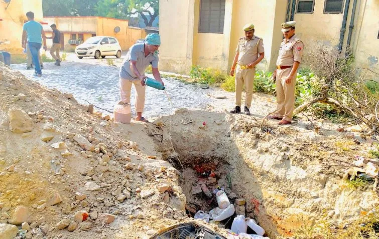 कासगंज: विभिन्न अभियोगों में जब्त 1937 लीटर अवैध शराब कराई गई नष्ट 