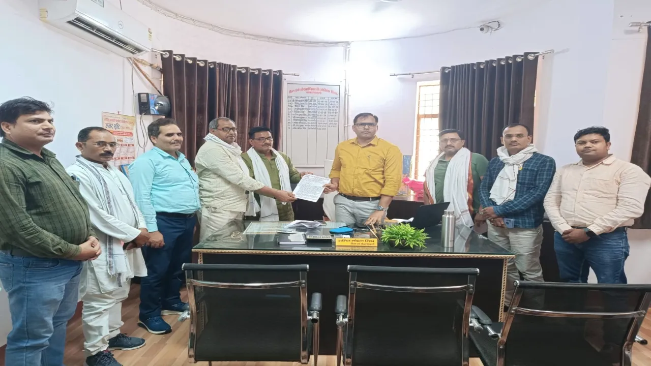 सुलतानपुर: एरियर व वेतन विसंगति को लेकर लेखाधिकारी से मिला संघ 