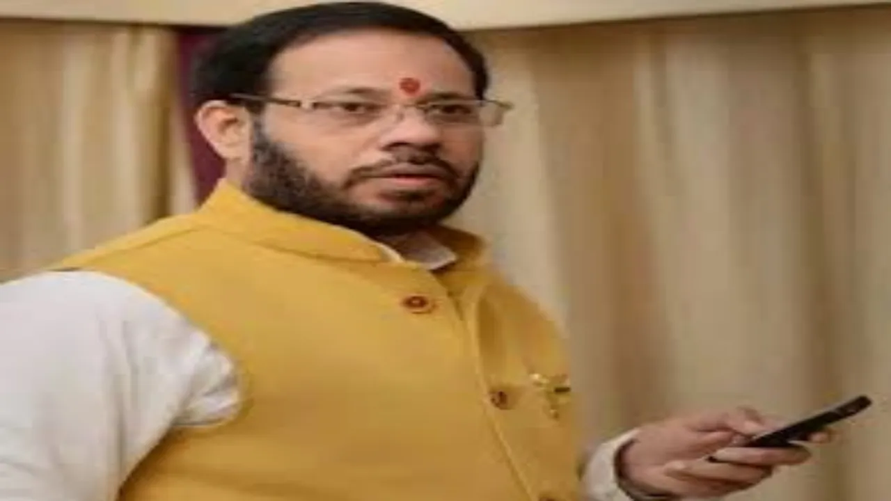 लखनऊ: विधानभवन में मनोज पांडे के नाम पर काली पट्टी चिपकाई गई