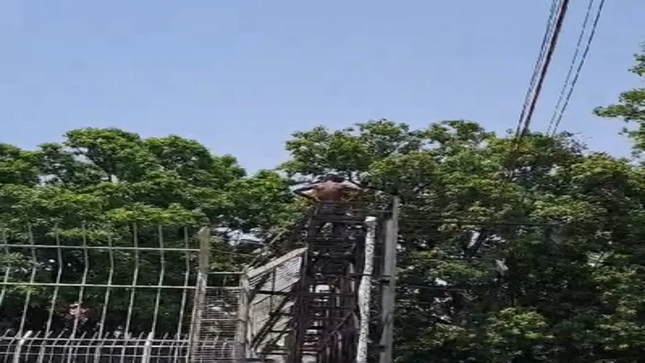 Video: हजरतगंज में होर्डिंग पर चढ़ा युवक, उतारने का प्रयास कर रही पुलिस 