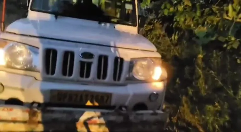 कासगंज: राशन के चावल से भरी पिकअप को स्थानीय लोगों ने पकड़ा