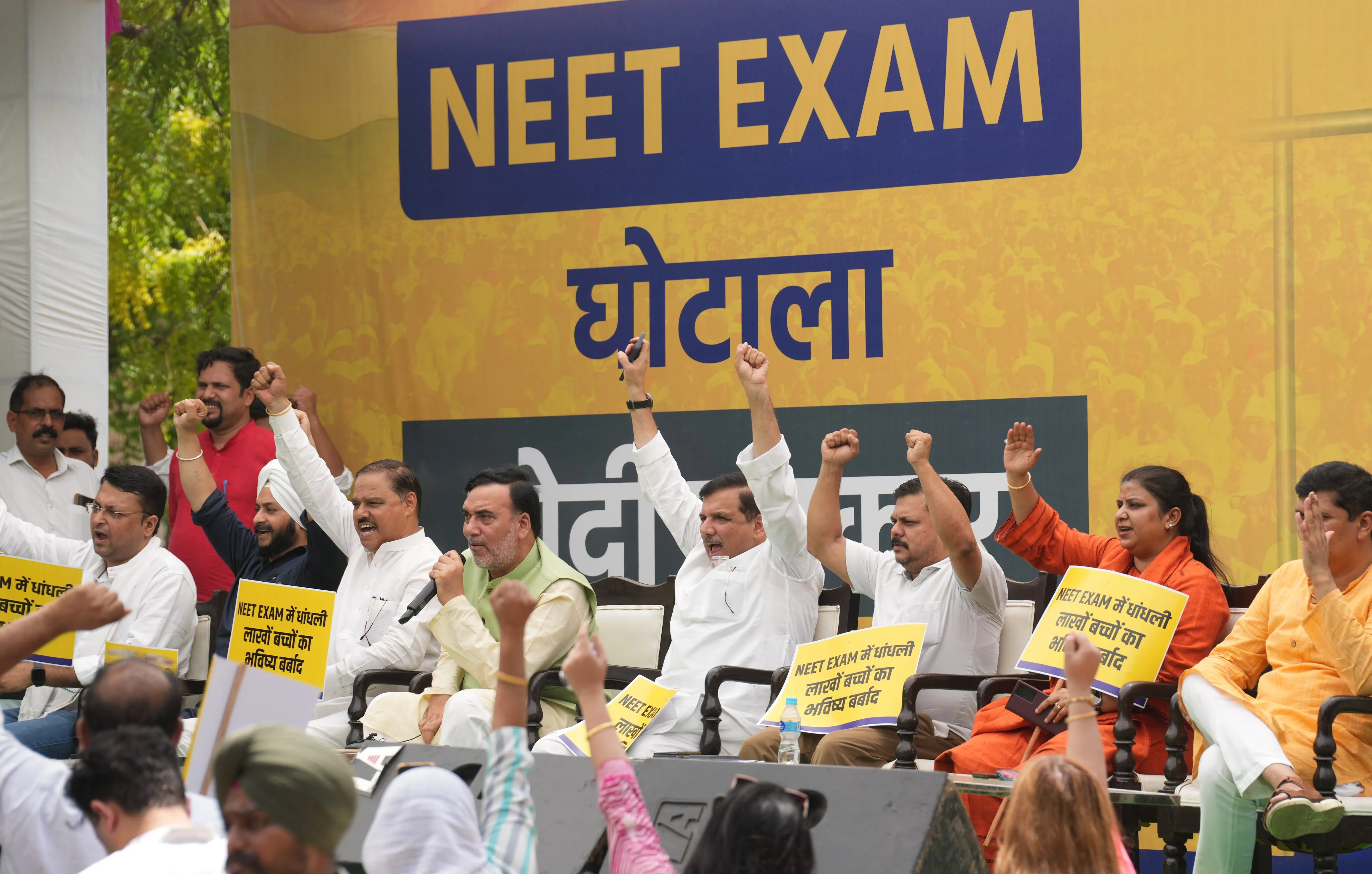 नीट विवाद : आम आदमी पार्टी ने जंतर-मंतर पर किया प्रदर्शन, सुप्रीम कोर्ट की निगरानी में जांच की मांग की 