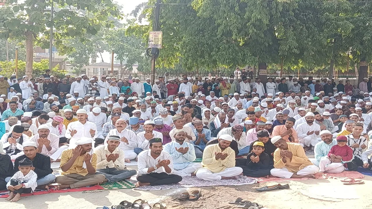 अयोध्या: अकीदत के साथ अदा की गई ईद-उल-अजहा की नमाज, गले मिल कर दी मुबारकबाद