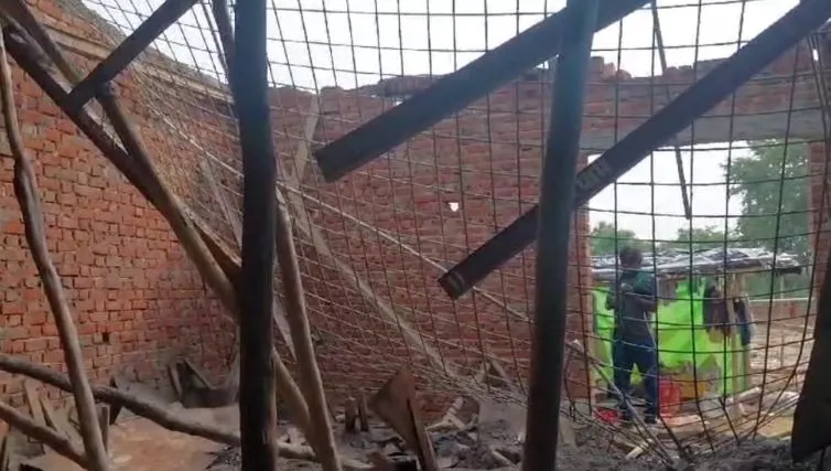 कासगंज: निर्माणाधीन लिंटर गिरने से मलबे में दबकर पिता की मौत, पुत्र घायल 