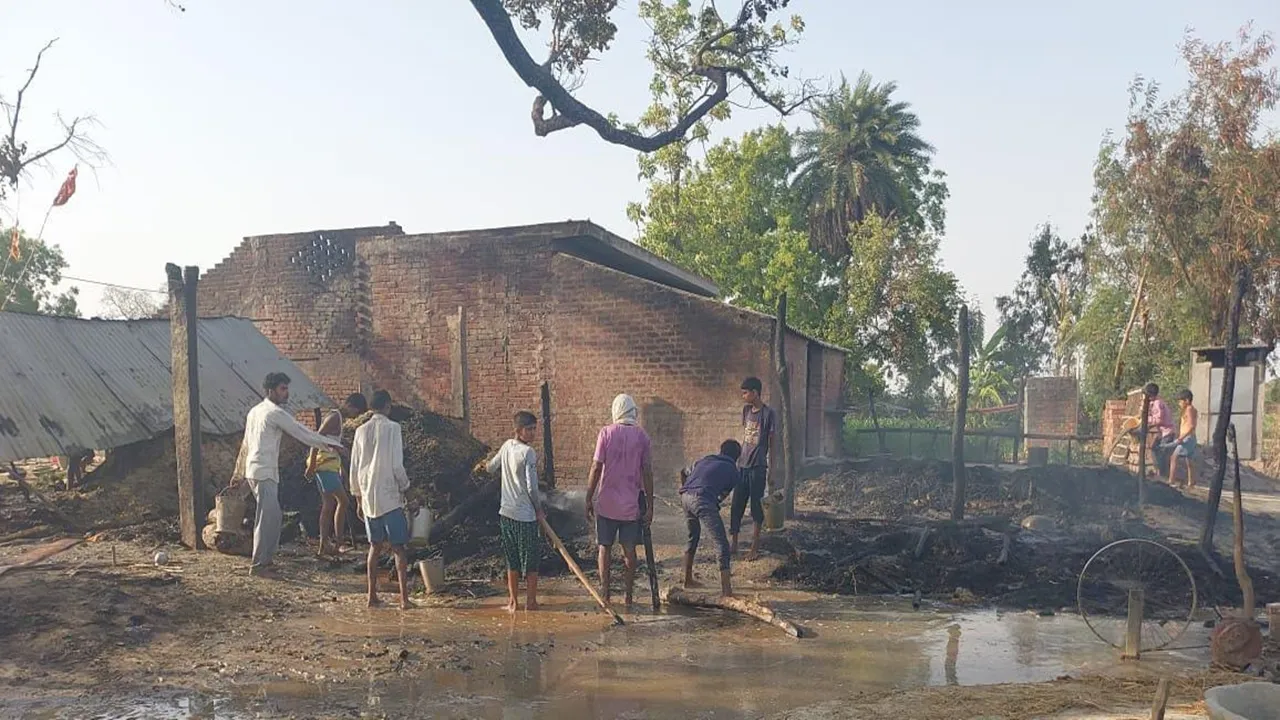 बहराइच: एलटी लाइन से भड़की चिंगारी, पांच मकान जलकर राख, लाखों का हुआ नुकसान