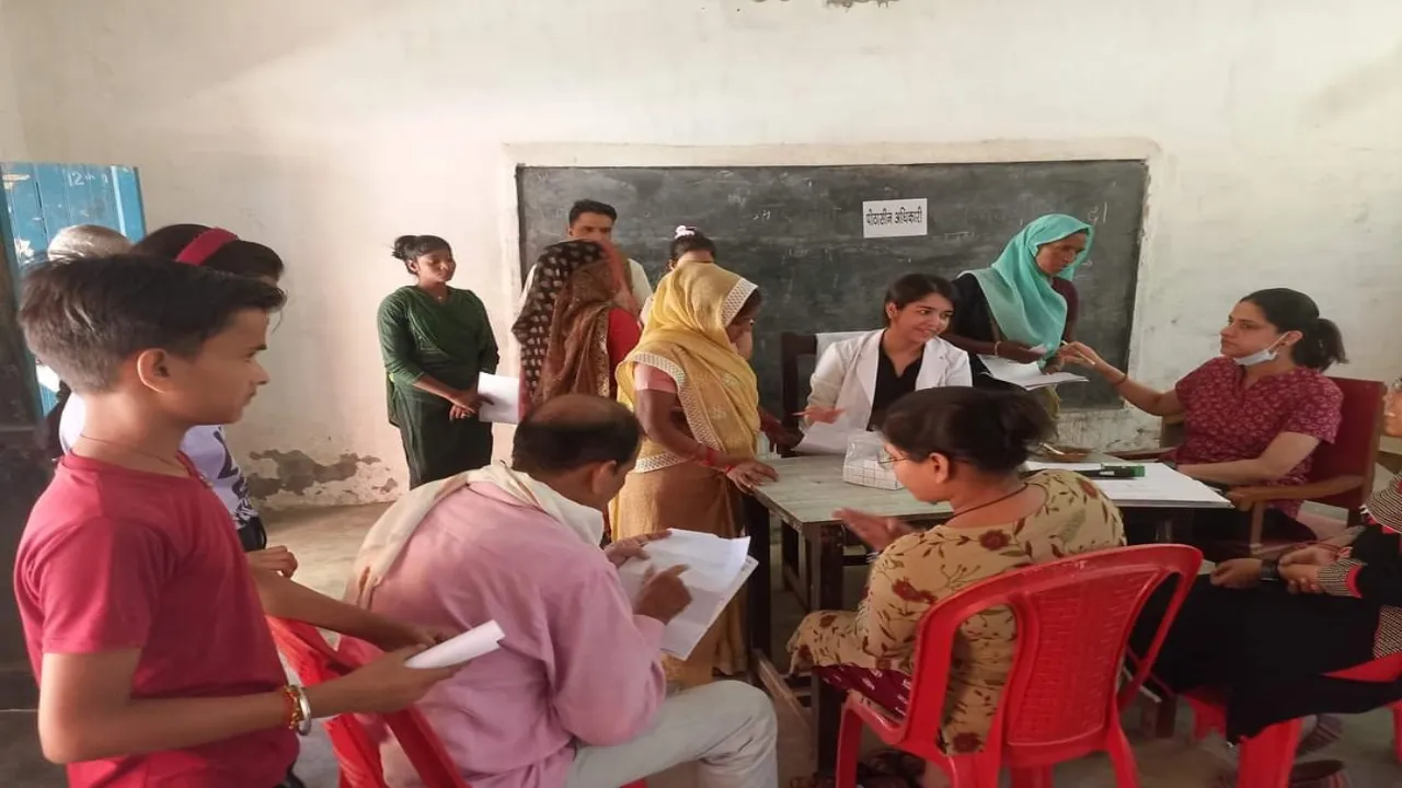 हरदोई मेडिकल कैंप में 920 मरीजों का परीक्षण कर वितरित की गई दवाएं